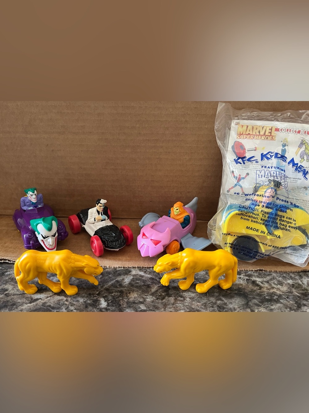 Marvel Super Heroes Kids Toy Set with Yellow Panthers and Mini Vehicles